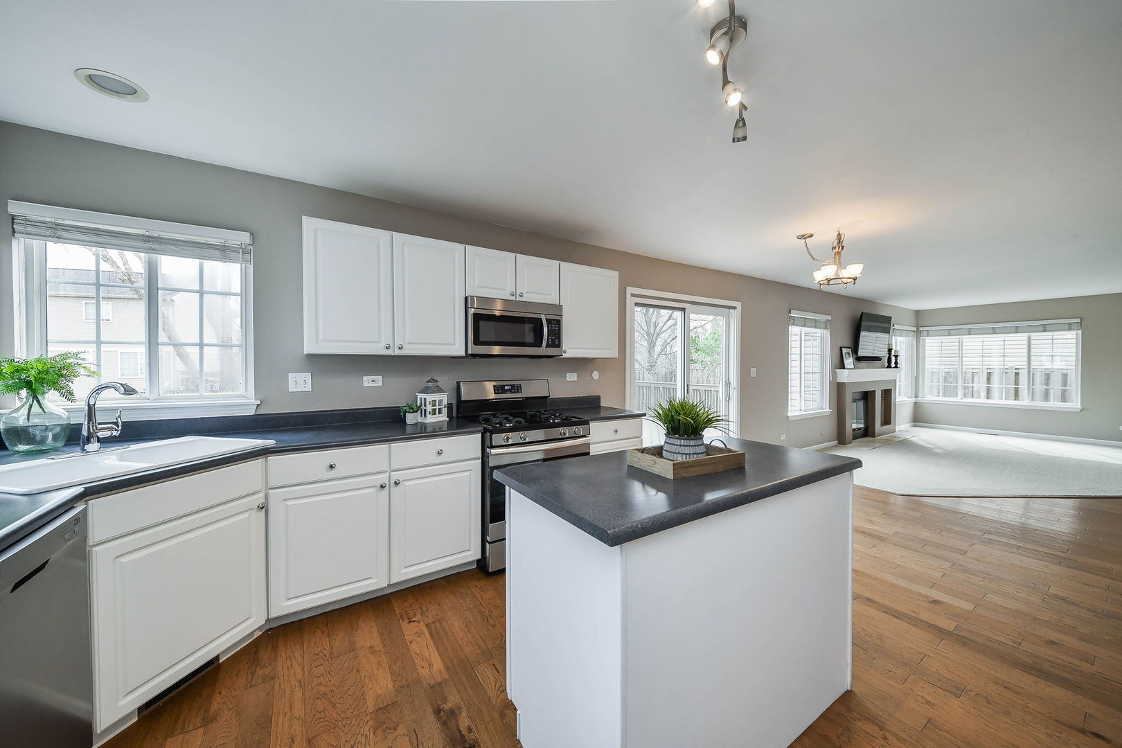 1772 Ellington Drive Aurora, IL 60503 - Photo 8 of 24 a kitchen with sink a microwave and cabinets