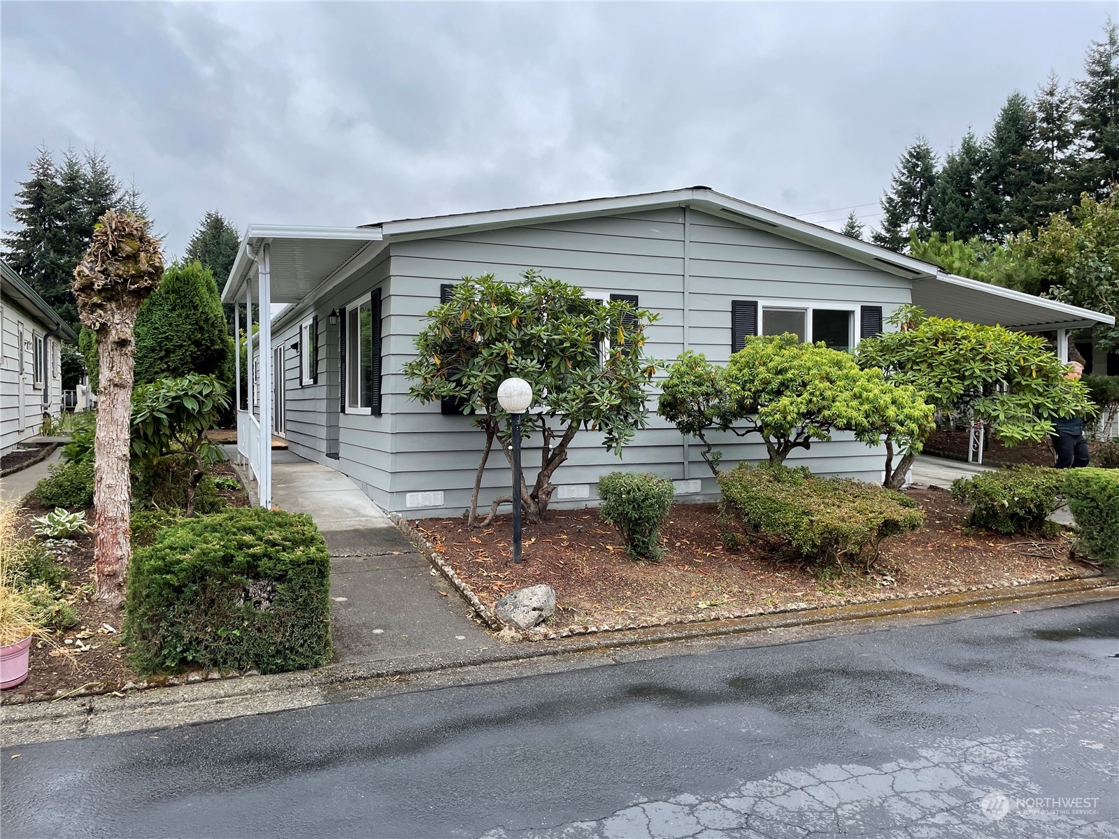 201 Union Avenue Southeast, Unit 134 Renton, WA 98059 - Photo 2 of 20 a front view of a house with garden
