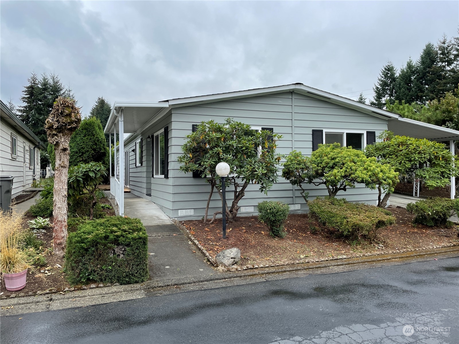 201 Union Avenue Southeast, Unit 134 Renton, WA 98059 - Photo 3 of 20 a front view of a house with garden