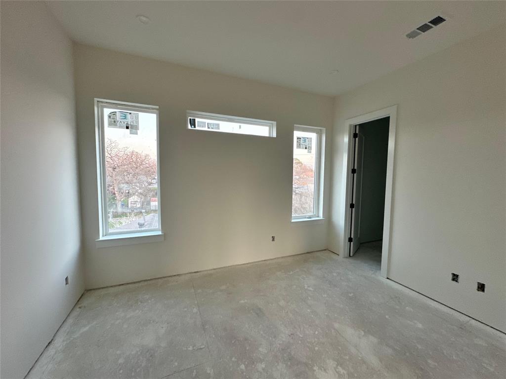 2247 Mail Avenue Dallas, TX 75235 - Photo 20 of 26 a view of an empty room with window and closet area