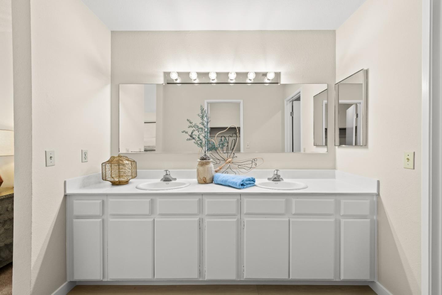 754 Gettysburg Way Gilroy, CA 95020 - Photo 28 of 56 a bathroom with double sink and a mirror