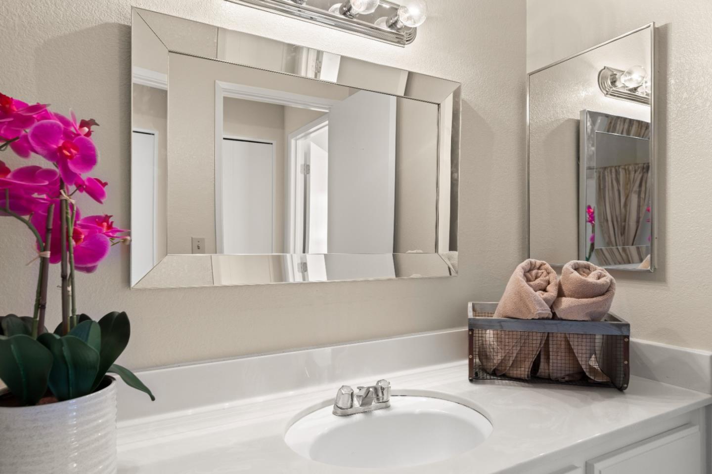 754 Gettysburg Way Gilroy, CA 95020 - Photo 39 of 56 a bathroom with a tub sink and mirror