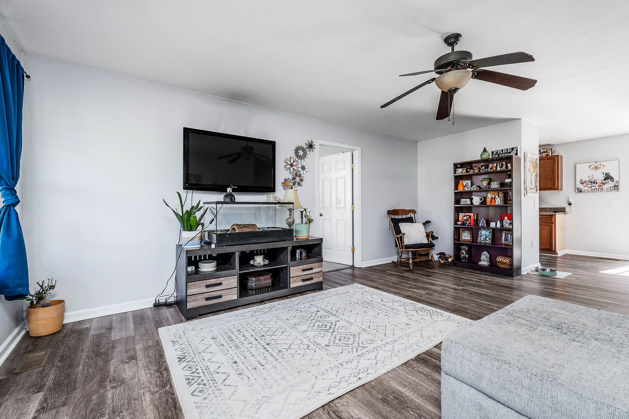 6215 Cheyenne Trail Baxter, TN 38544 - Photo 7 of 27 a living room with furniture and a flat screen tv