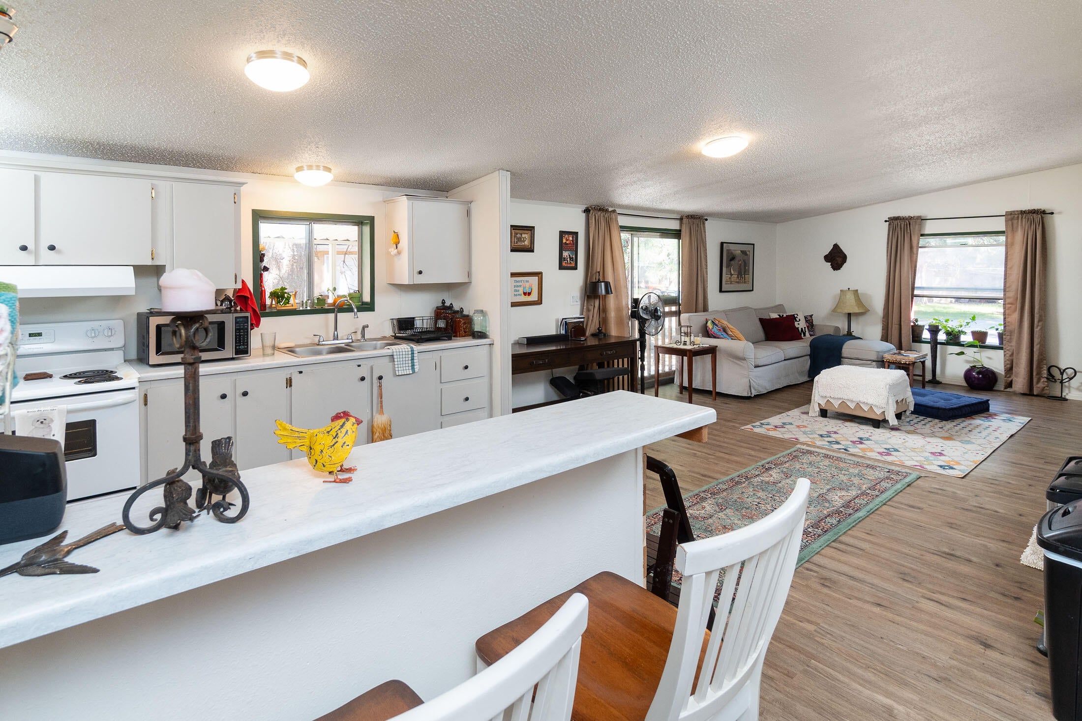 61000 Brosterhous Road, Unit 516 Bend, OR 97702 - Photo 8 of 30 breakfast bar and view into family room