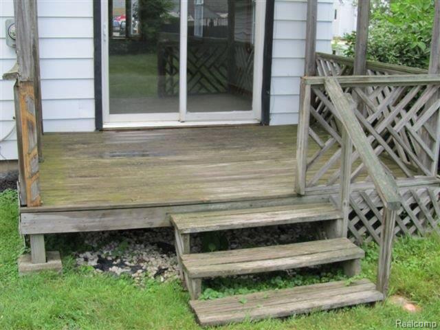 17787 Reno Street Riverview, MI 48193 - Photo 25 of 28 261-848620 rear deck.JPG
