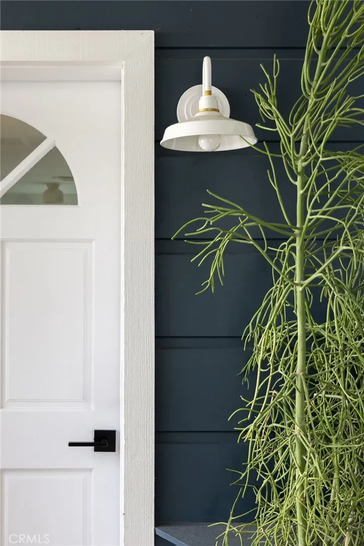 267 Myrtle Street Laguna Beach, CA 92651 - Photo 7 of 7 a close view of light fixtures