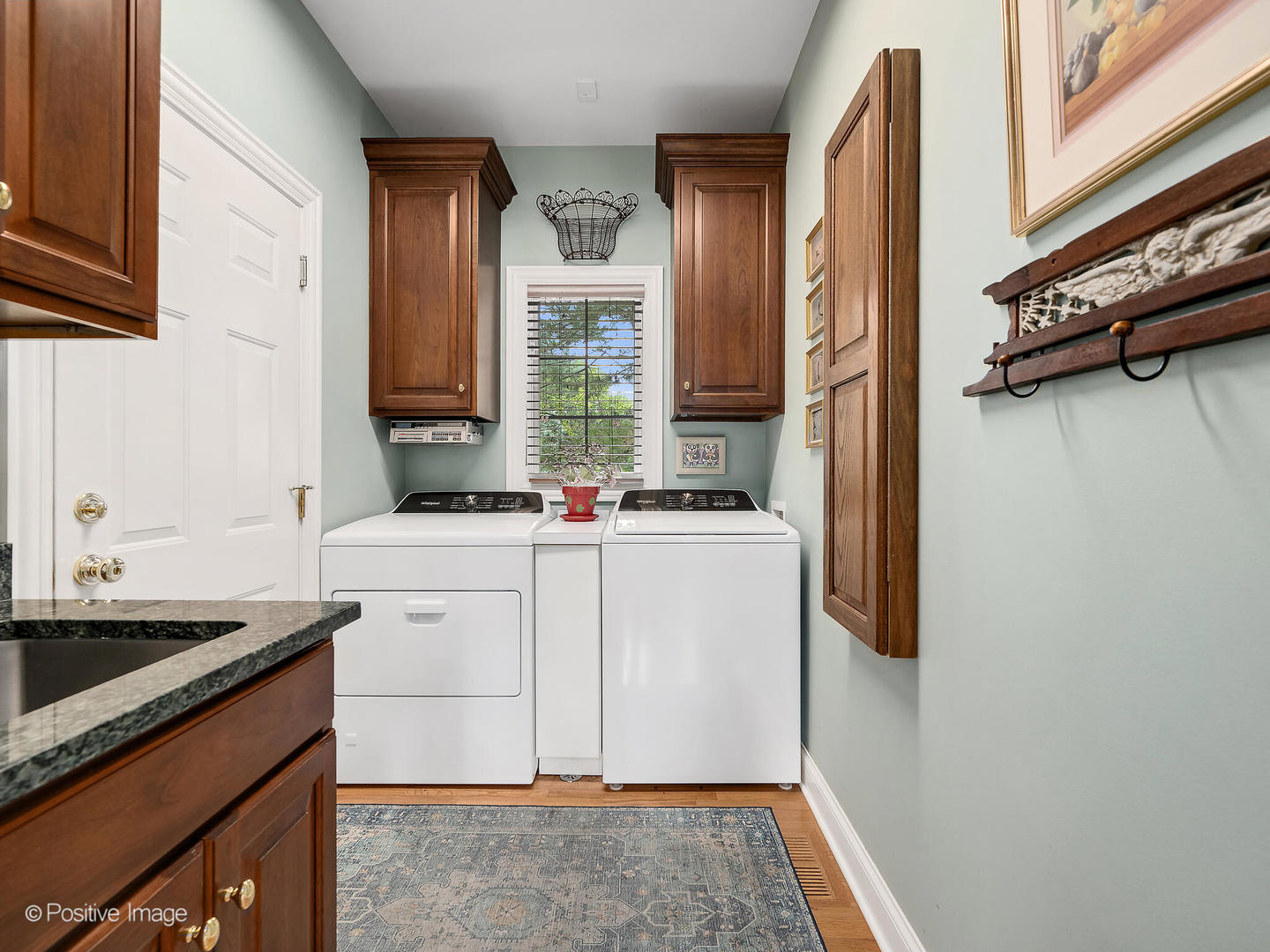 802 Kenmare Drive Burr Ridge, IL 60527 - Photo 24 of 43 a bathroom with a sink and a mirror