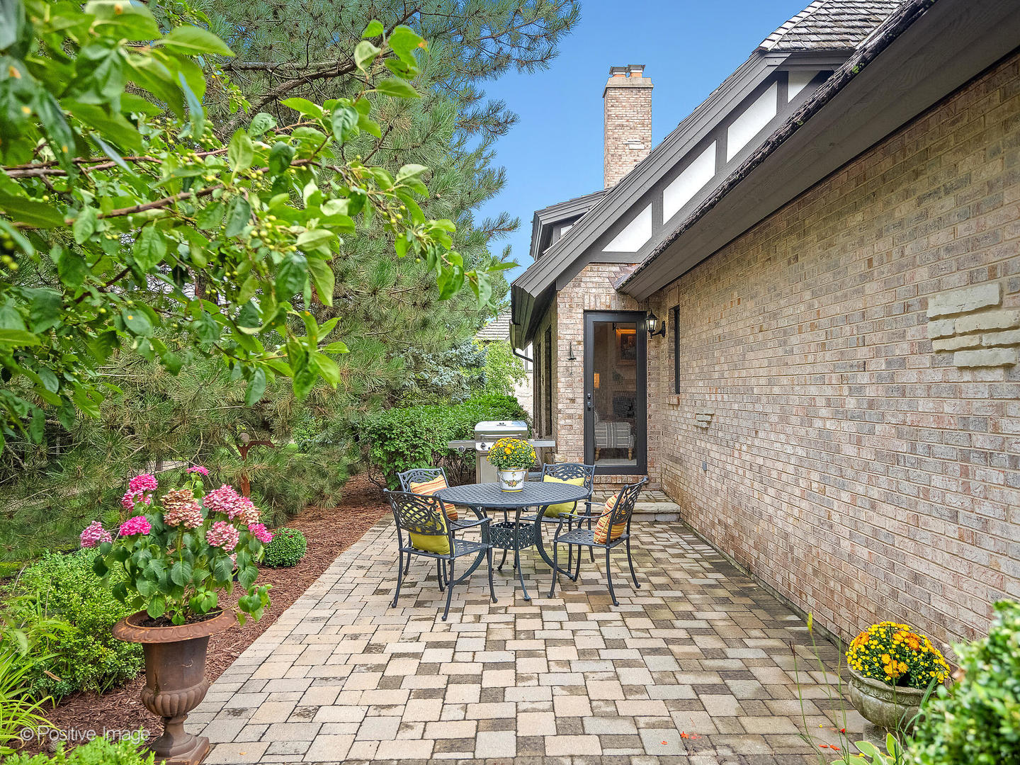 802 Kenmare Drive Burr Ridge, IL 60527 - Photo 41 of 43 a chair and table in a patio