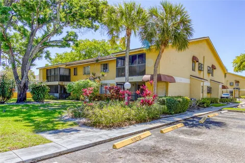 $179,900 | 3095 North Oakland Forest Drive, Unit 104, Oakland Park, FL 33309