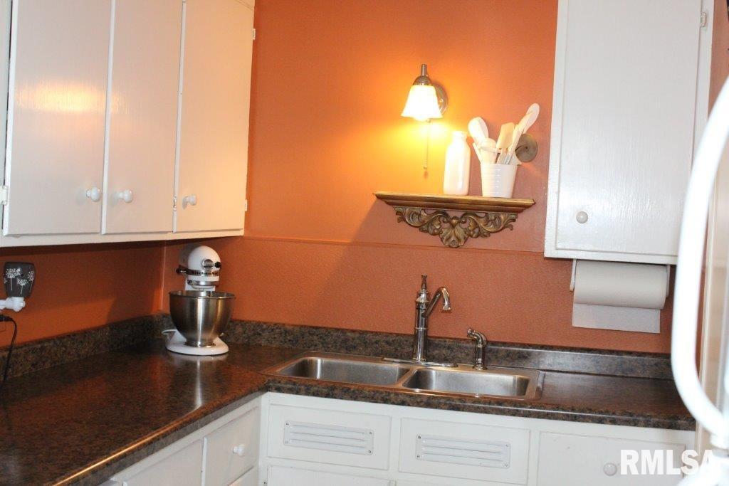 418 Waverly Road Davenport, IA 52804 - Photo 4 of 17 Gallery Image 4