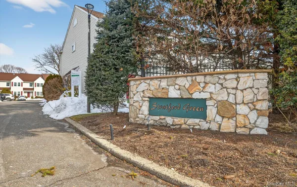 $650,000 | 32 Stratford Green, Farmingdale, NY 11735