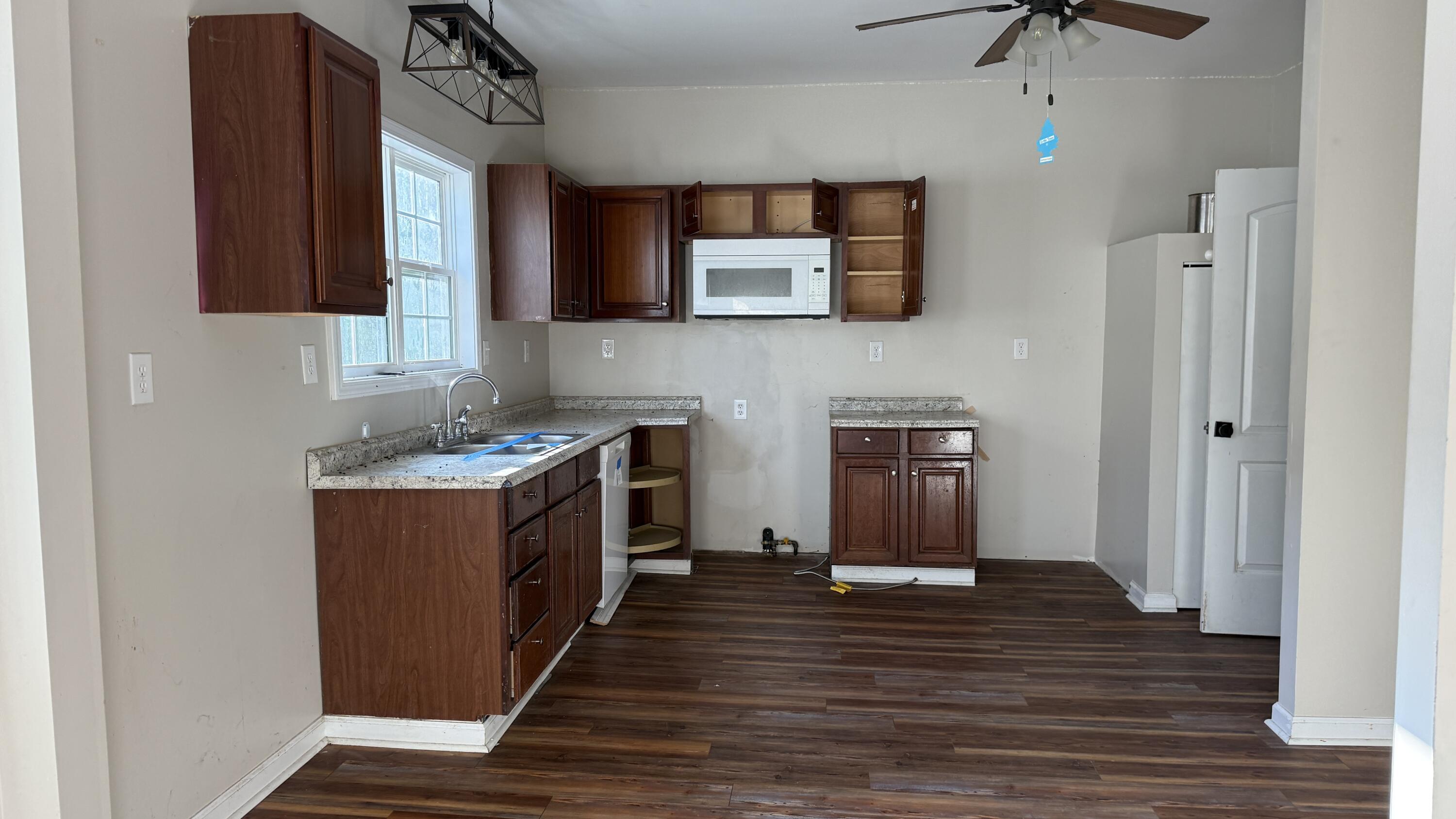 423 4th Street Ravenna, KY 40472 - Photo 6 of 12 IMG_6330