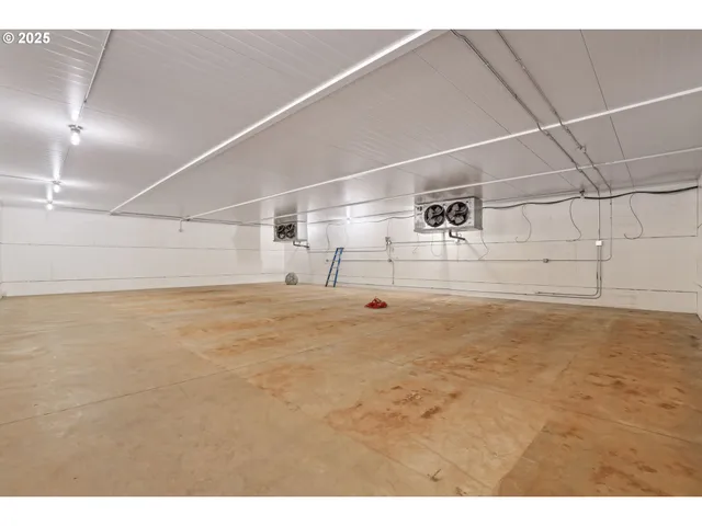 a view of a livingroom with closet