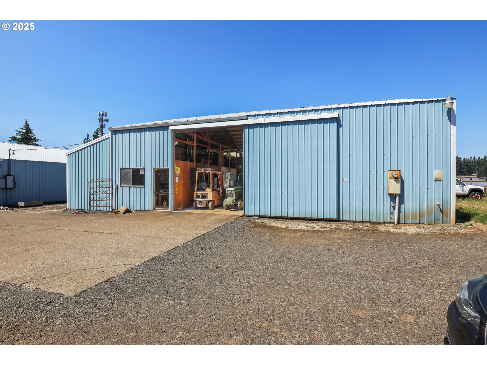 31909 Highway 211 Eagle Creek, OR 97022 - Photo 41 of 48 a view of a livingroom with closet