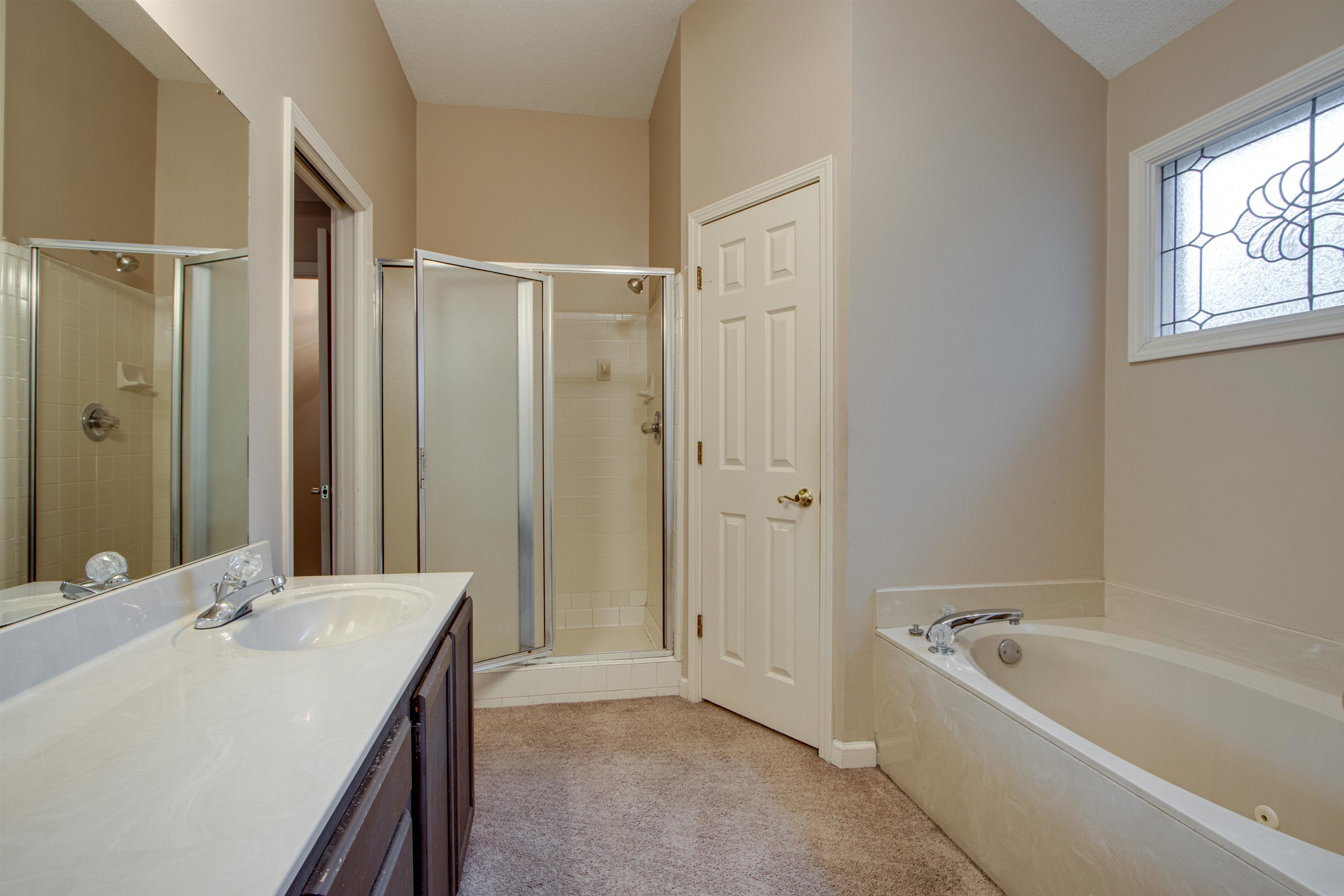 690 Ridge Fall Drive Memphis, TN 38018 - Photo 24 of 28 a bathroom with a tub a sink and a mirror