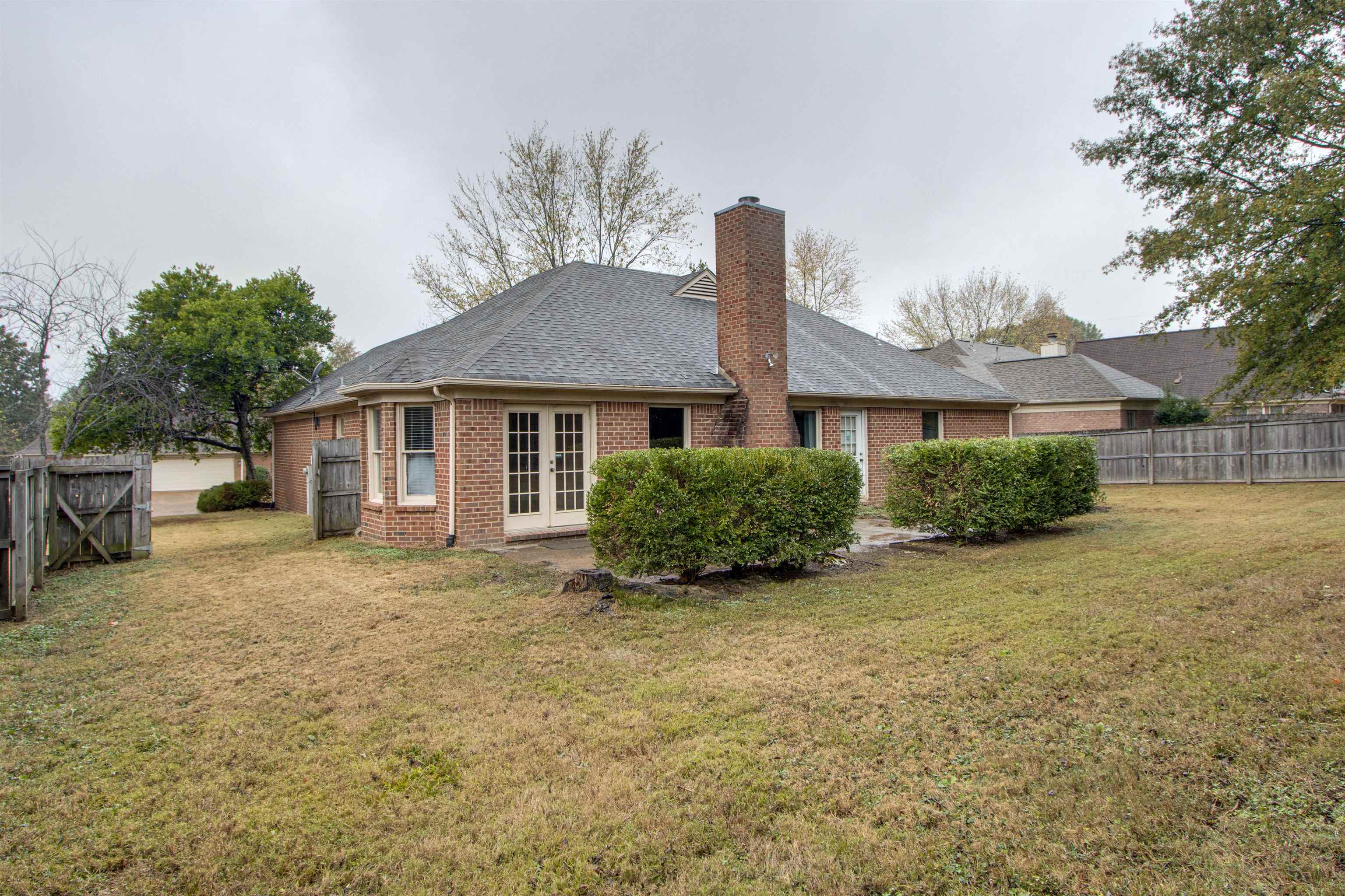 690 Ridge Fall Drive Memphis, TN 38018 - Photo 26 of 28 a front view of a house with garden