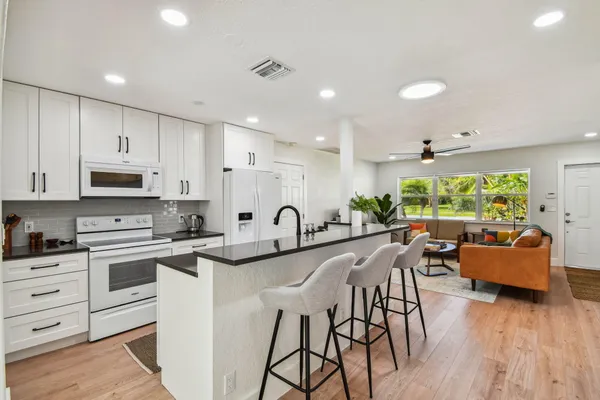 $4,000 | 702 Northeast 10th Avenue, Boynton Beach, FL 33435