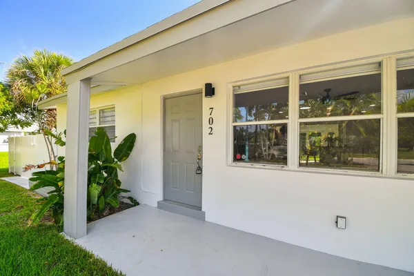 $4,000 | 702 Northeast 10th Avenue, Boynton Beach, FL 33435