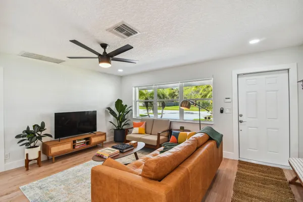 $4,000 | 702 Northeast 10th Avenue, Boynton Beach, FL 33435