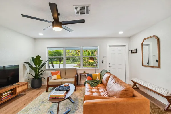 $4,000 | 702 Northeast 10th Avenue, Boynton Beach, FL 33435