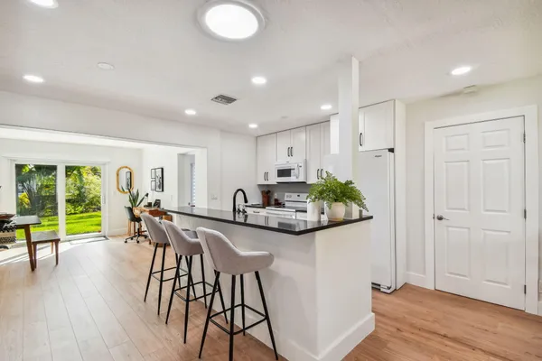 $4,000 | 702 Northeast 10th Avenue, Boynton Beach, FL 33435