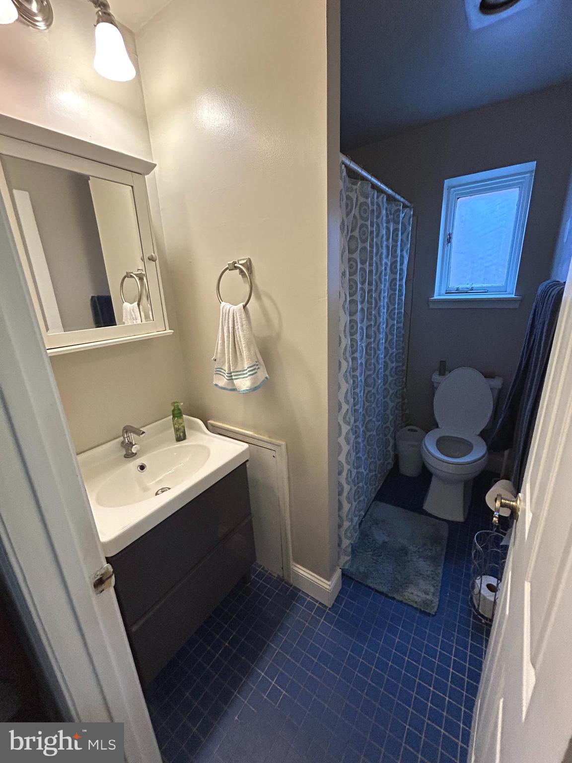 937 Spruce Street Philadelphia, PA 19107 - Photo 43 of 80 a bathroom with a sink toilet and shower