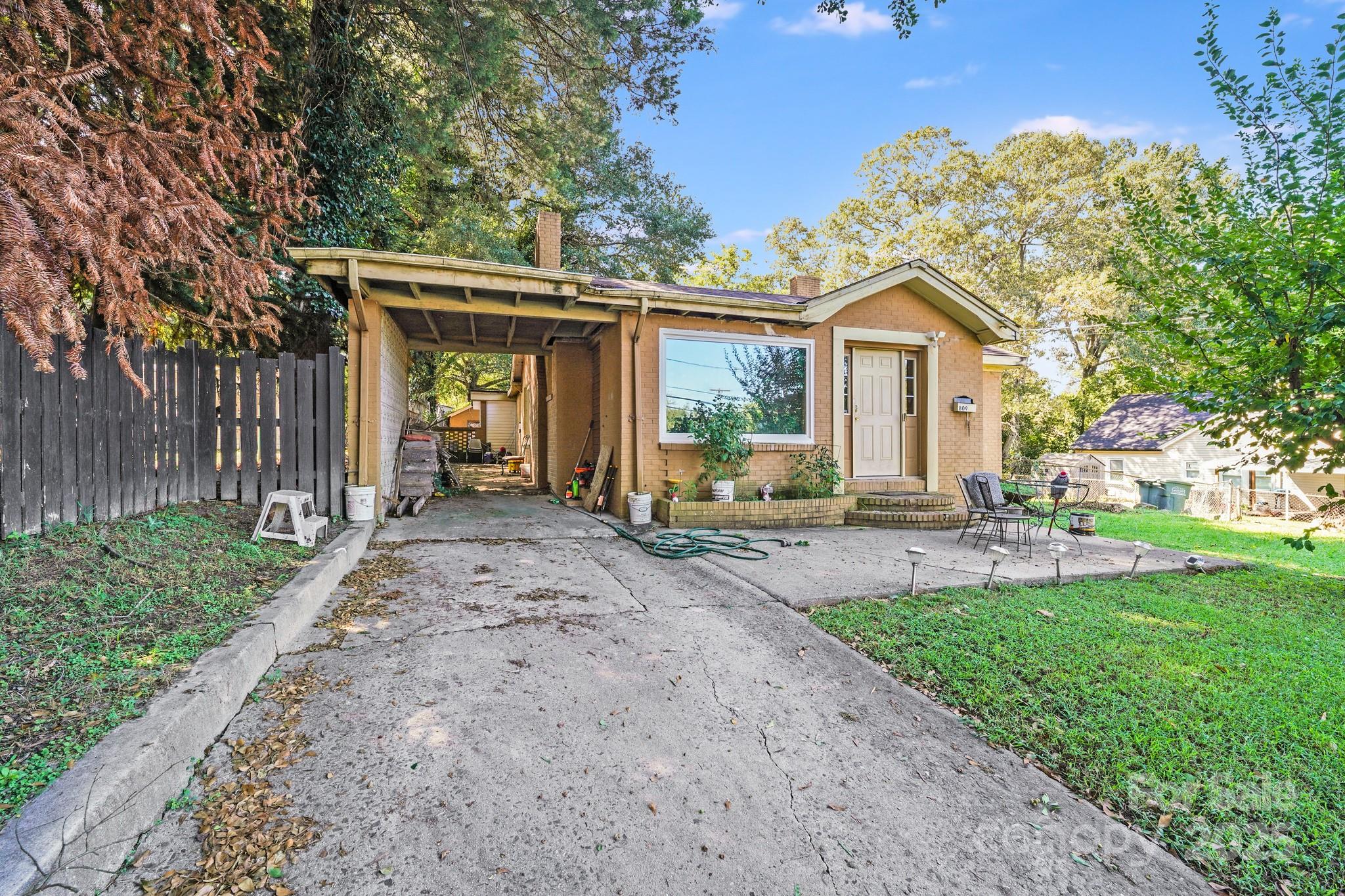 a view of a house with backyard porch and garden