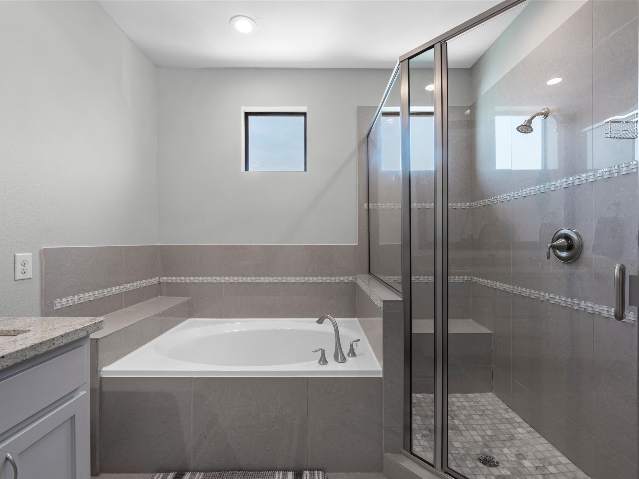 3610 Chenevert Street Houston, TX 77004 - Photo 21 of 32 A luxurious primary bathroom features a separate tub and shower.