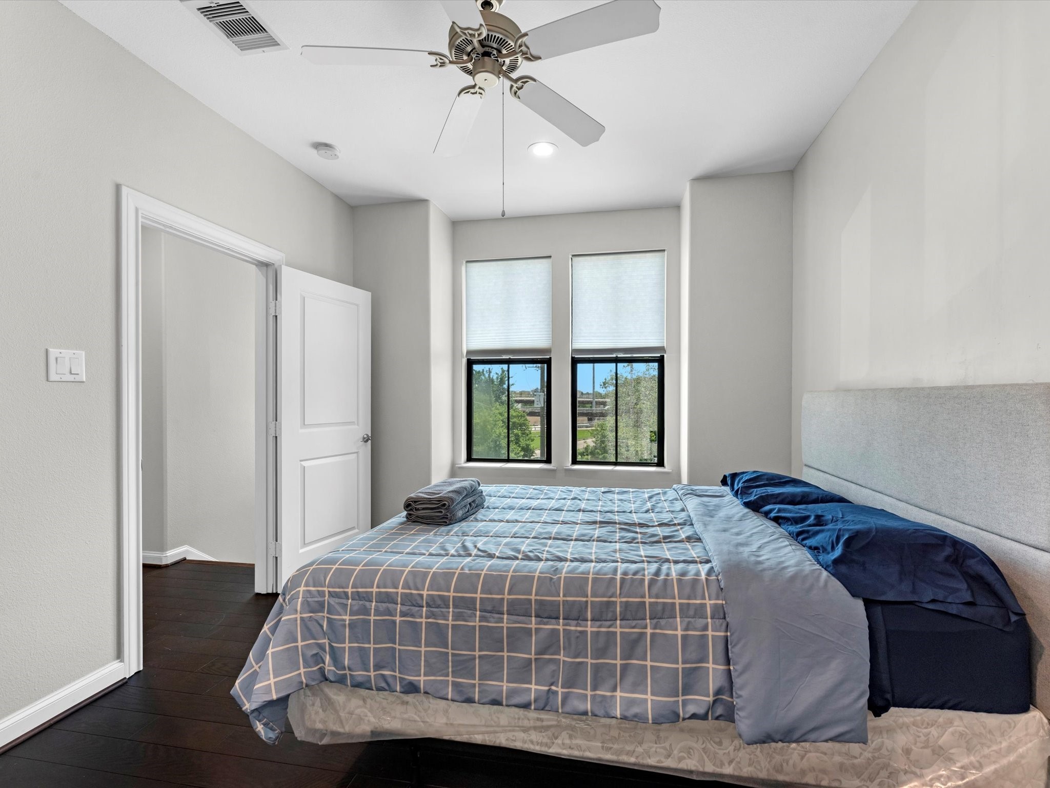 3610 Chenevert Street Houston, TX 77004 - Photo 23 of 32 Spacious third-floor ensuite bedroom with natural light and a serene view.