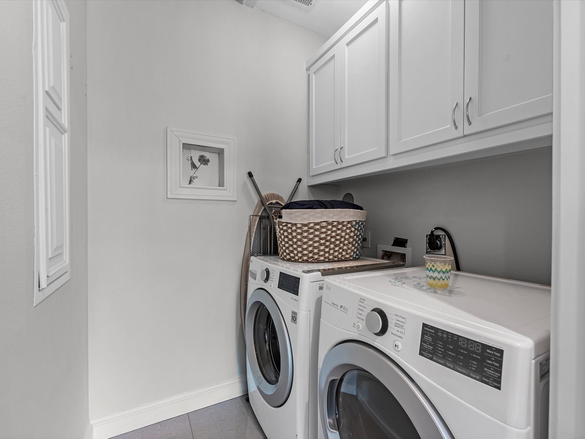 3610 Chenevert Street Houston, TX 77004 - Photo 25 of 32 A convenient full-size washer and dryer are located just off the primary bedroom on the third floor.