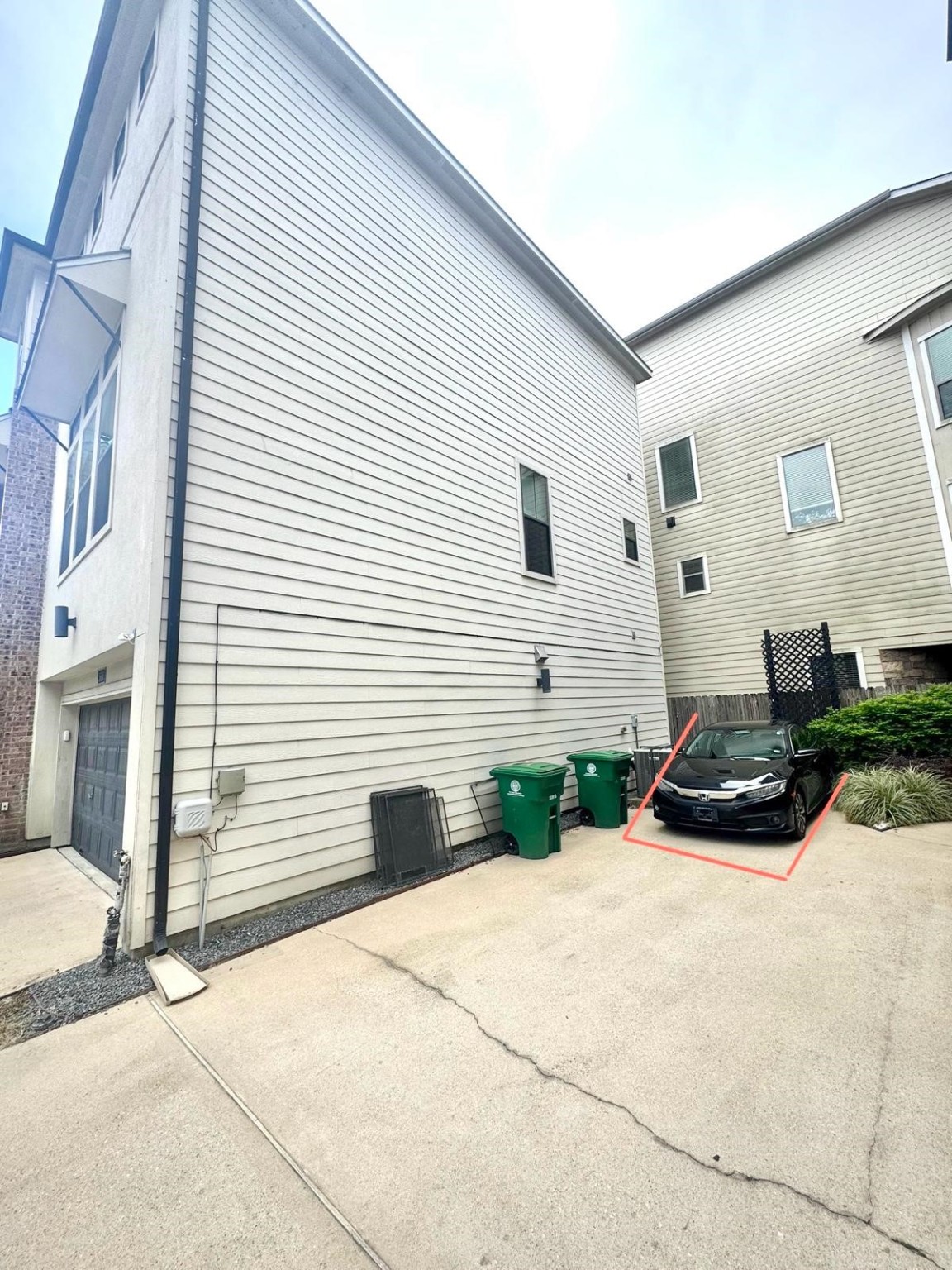 3610 Chenevert Street Houston, TX 77004 - Photo 4 of 32 Enjoy the convenience of extra parking on the side of the property.