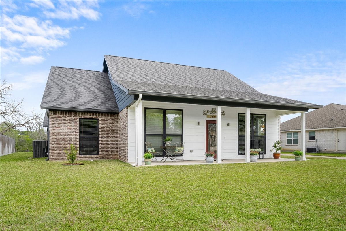 1207 Pecan Street Brenham, TX 77833 - Photo 2 of 29 a front view of a house with a yard