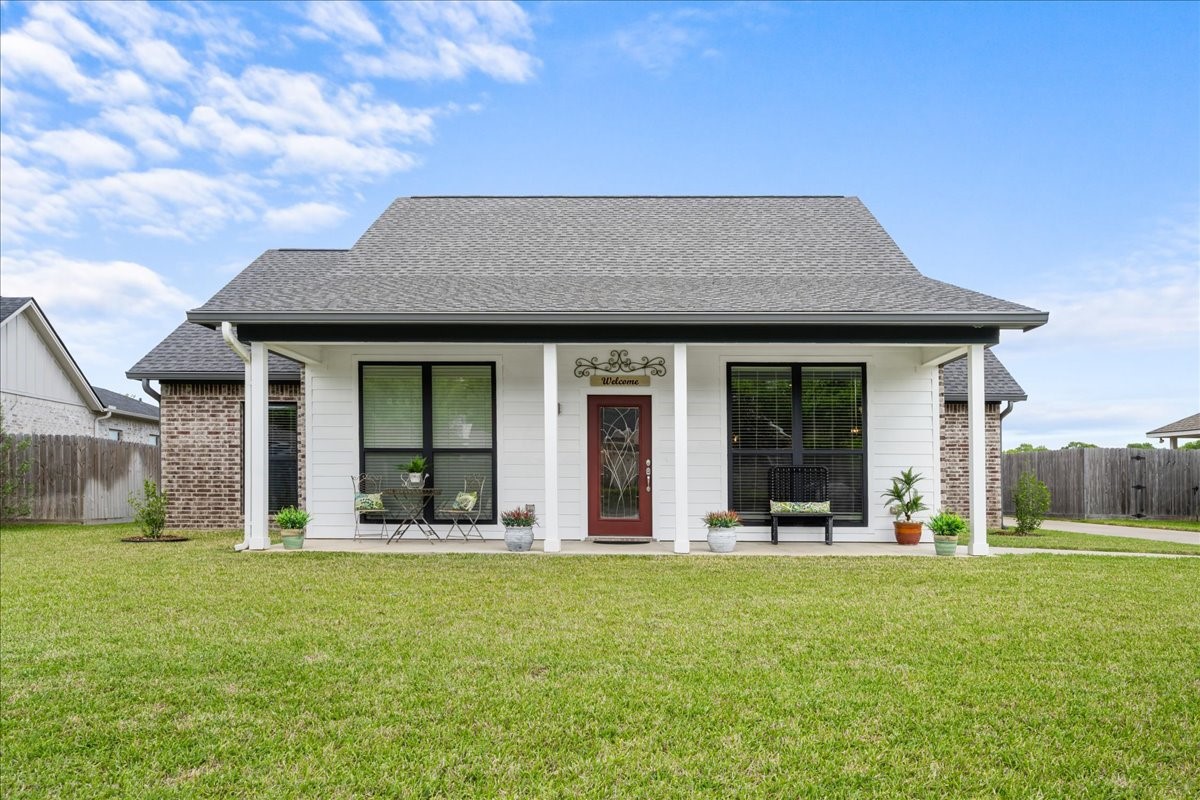 1207 Pecan Street Brenham, TX 77833 - Photo 27 of 29 front view of a house with a yard