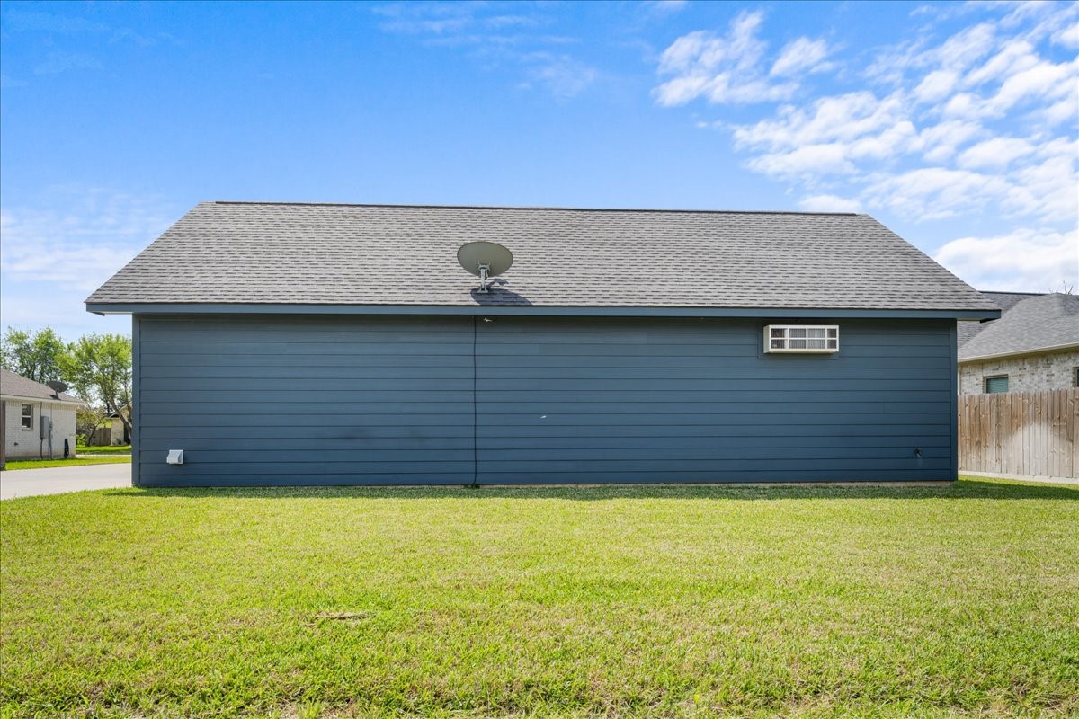 1207 Pecan Street Brenham, TX 77833 - Photo 28 of 29 a view of a backyard