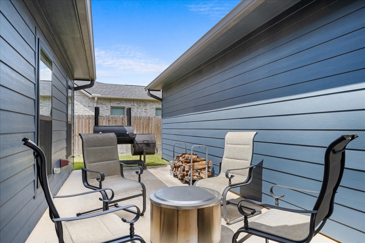 1207 Pecan Street Brenham, TX 77833 - Photo 4 of 29 a balcony with table and chairs