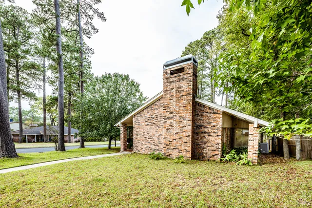 a view of a house with backyard