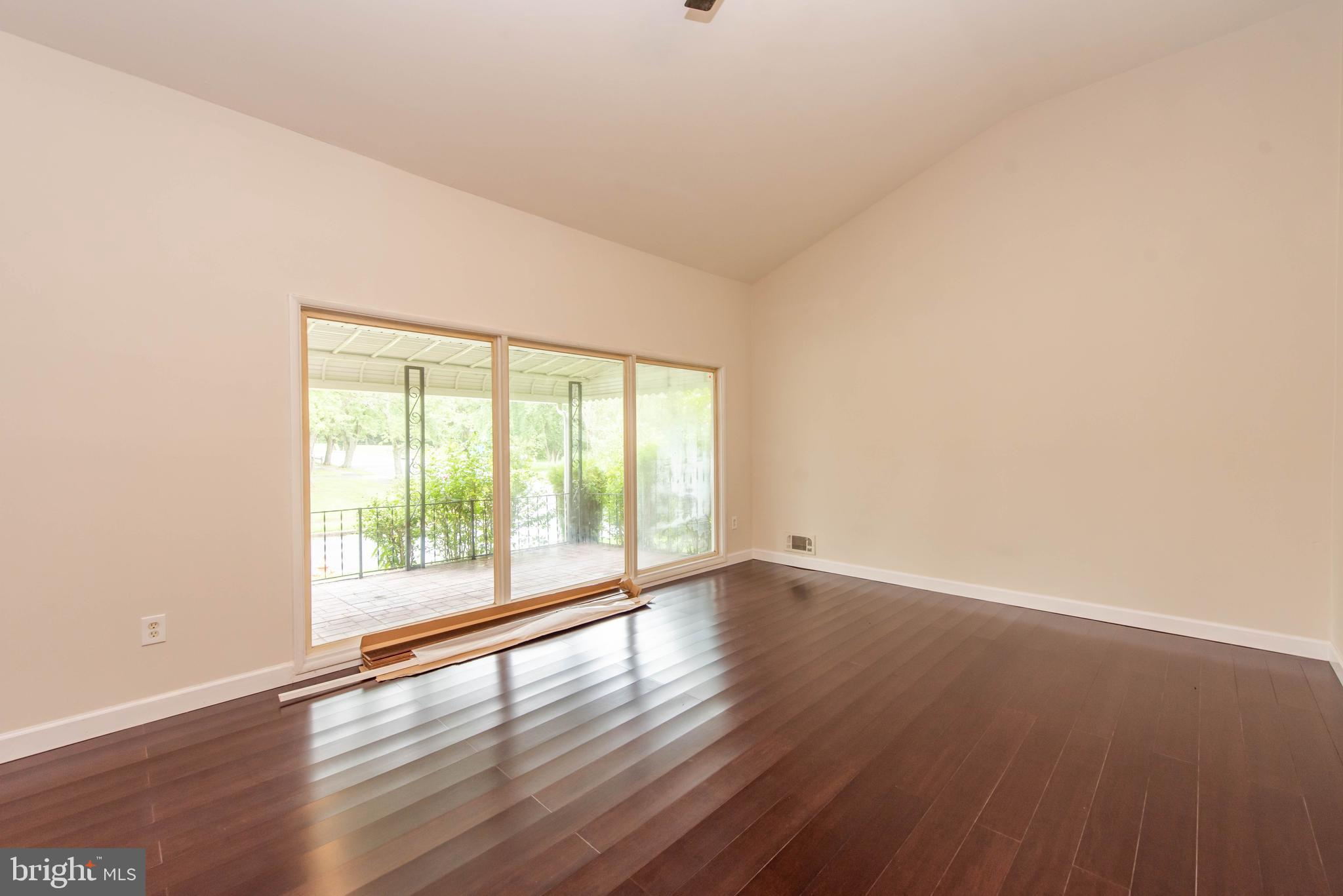 516 Gwynnvale Road Baltimore, MD 21208 - Photo 4 of 29 Living Room
