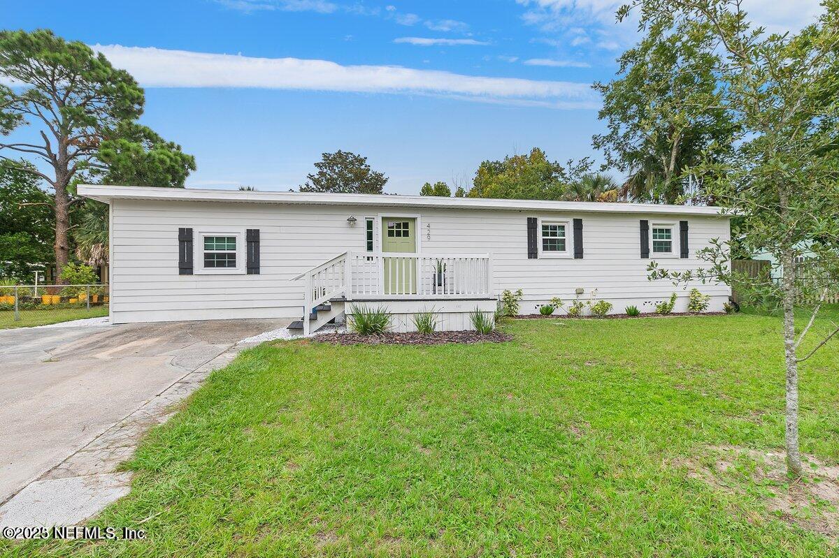 a view of a house with backyard and garden