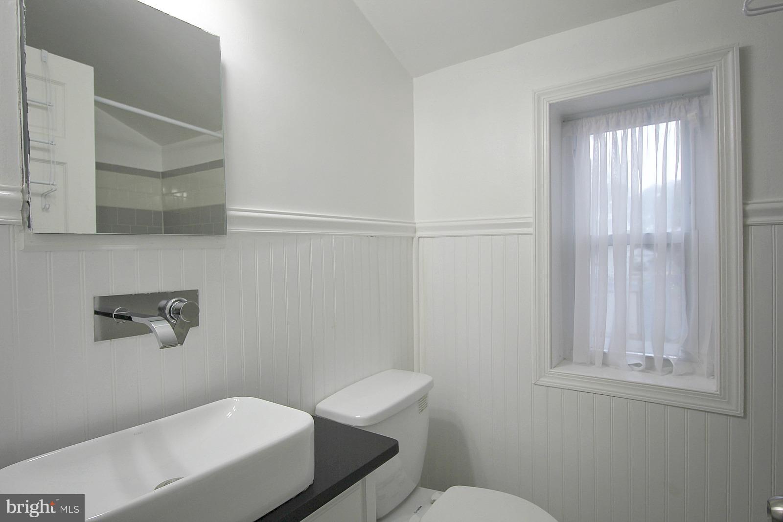 5636 7th Road South Arlington, VA 22204 - Photo 18 of 19 Bath