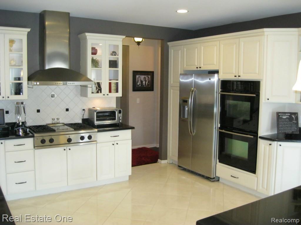 4245 Derry Court Rochester, MI 48306 - Photo 9 of 39 Kitchen