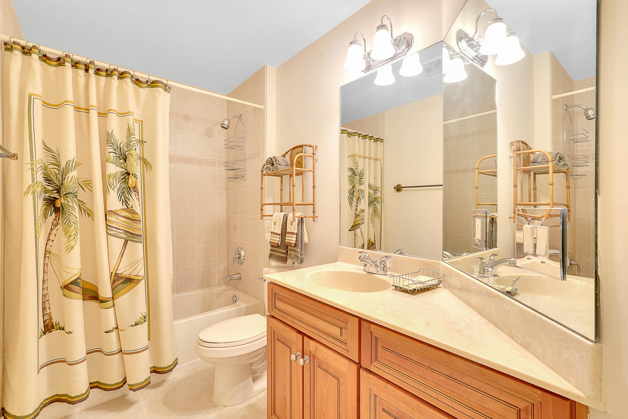 204 Del Sol Circle Tequesta, FL 33469 - Photo 23 of 43 Guest Bathroom