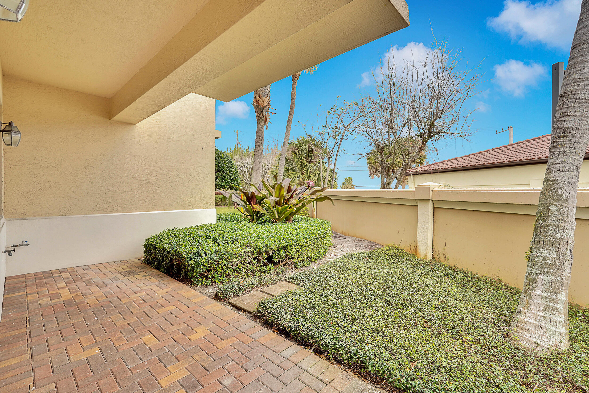 204 Del Sol Circle Tequesta, FL 33469 - Photo 33 of 43 Patio