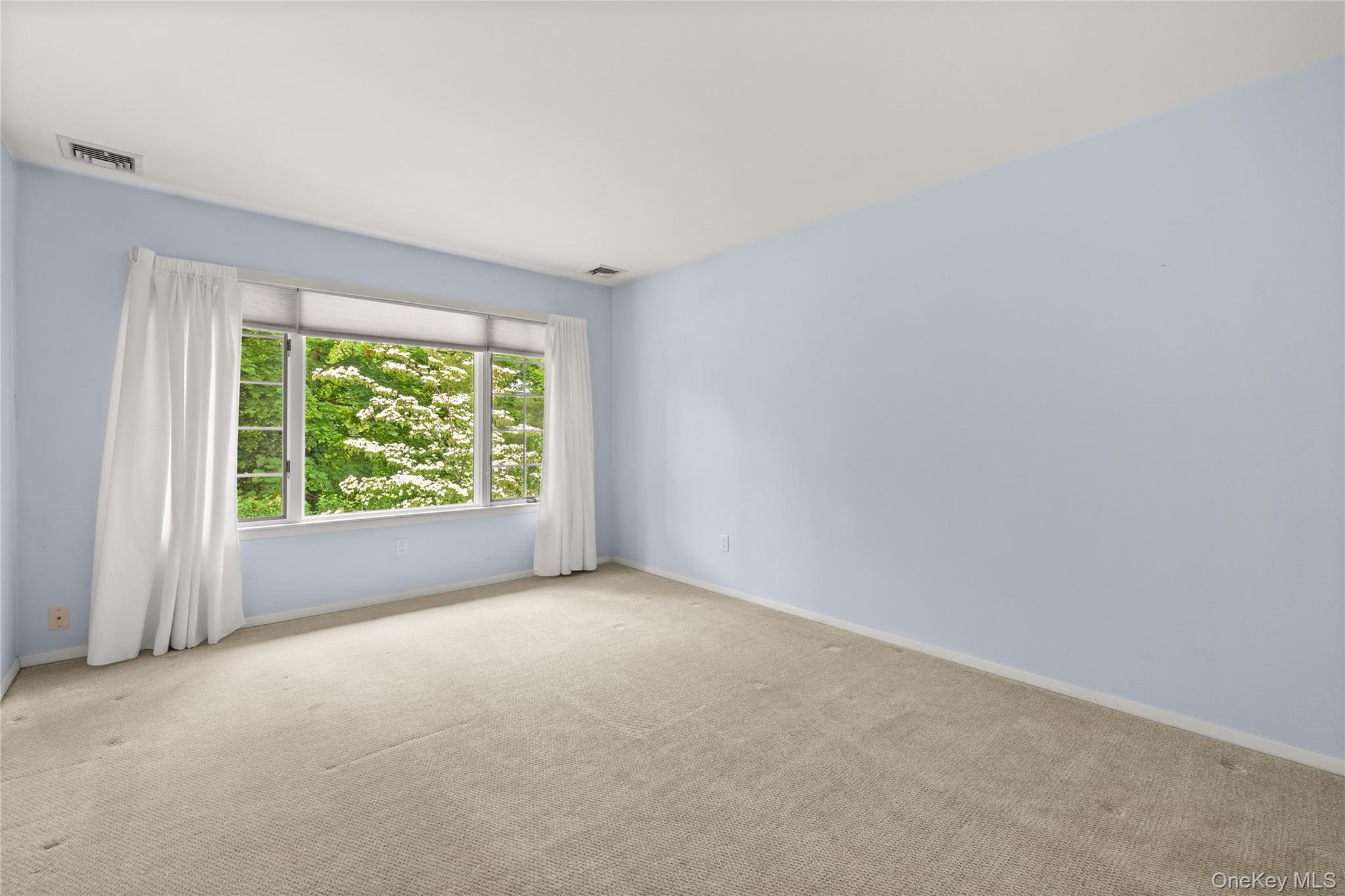 34 Cedar Ridge Lane Bay Shore, NY 11706 - Photo 17 of 27 an empty room with large windows