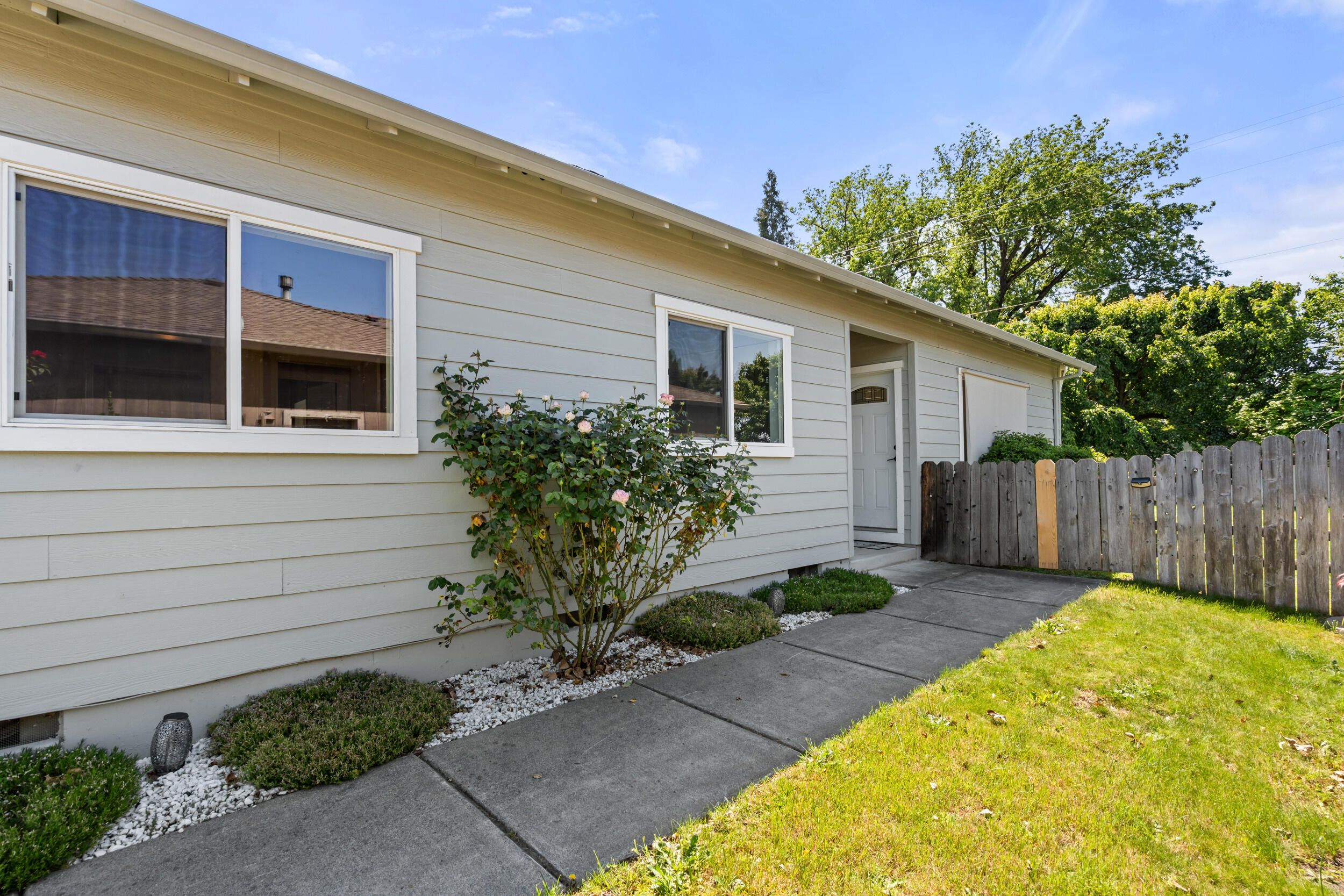 141 Alta Lane Central Point, OR 97502 - Photo 2 of 26 25_141 alta ln-24