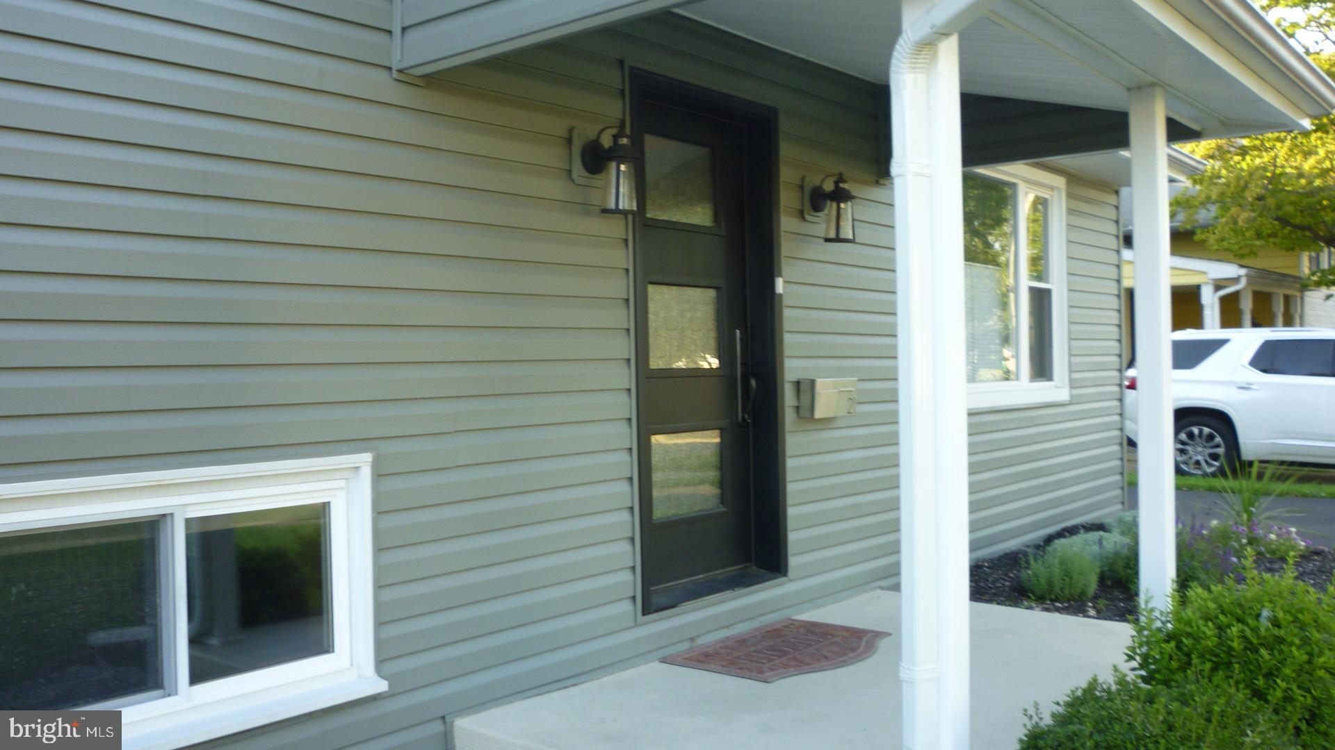 21 Merriman Road Newark, DE 19713 - Photo 4 of 44 New Porch, sidings, columns & walkway