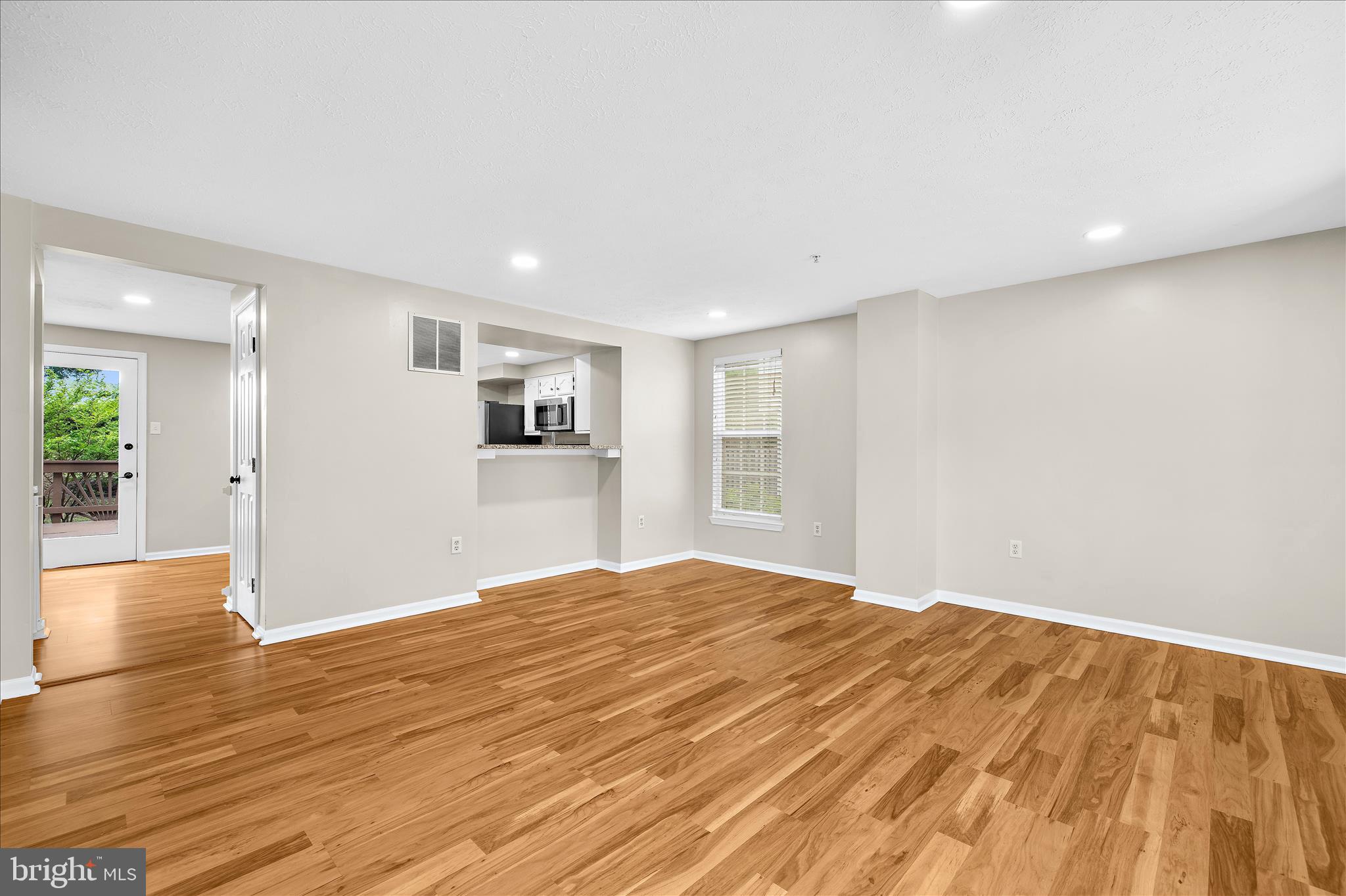 577 Quaker Ridge Court Arnold, MD 21012 - Photo 5 of 58 Spacious Living Room