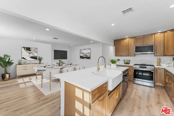 $1,198,900 | 3815 West 60th Street, Los Angeles, CA 90043