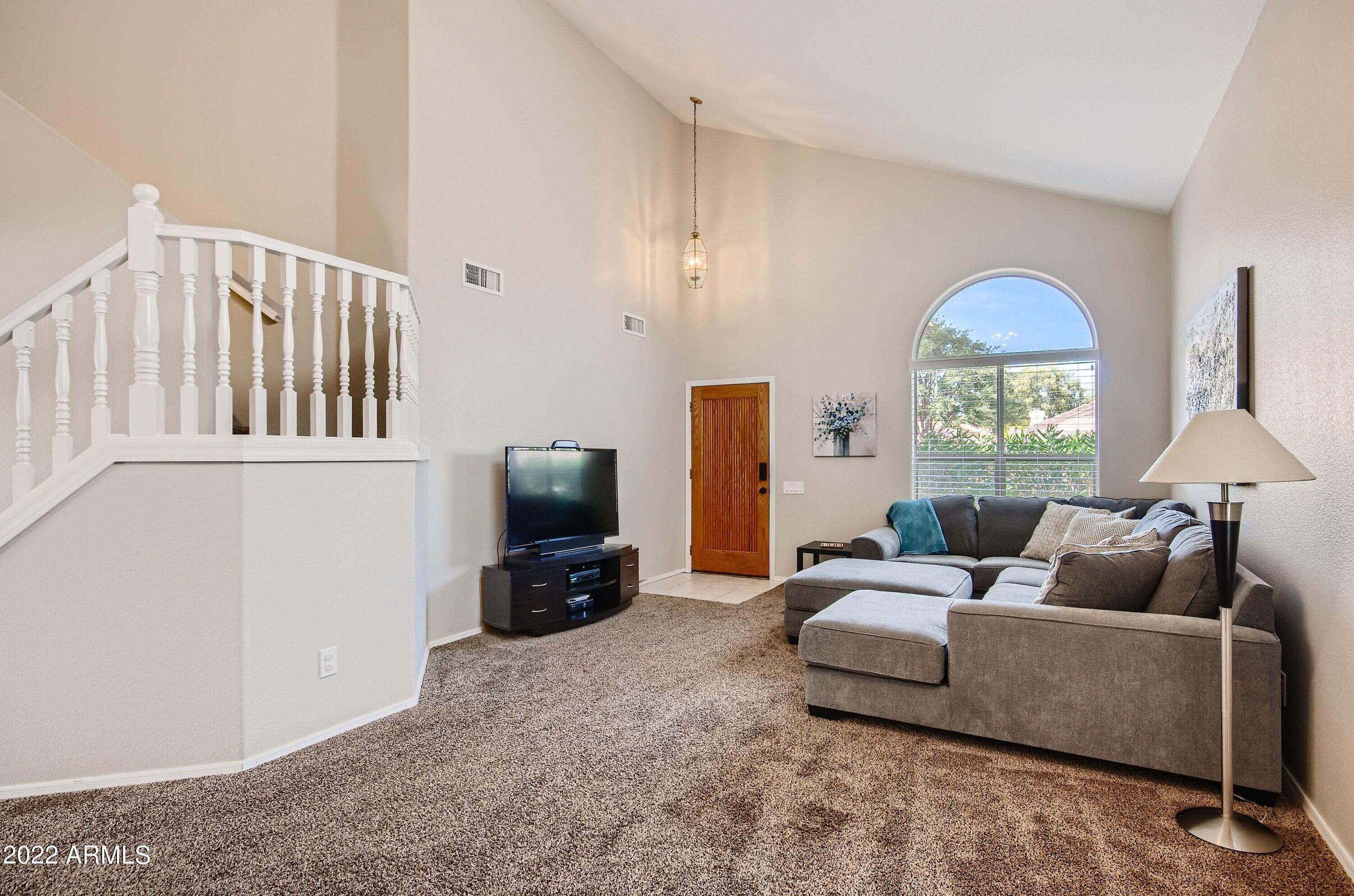 4711 East Frye Road Phoenix, AZ 85048 - Photo 6 of 27 Living Room