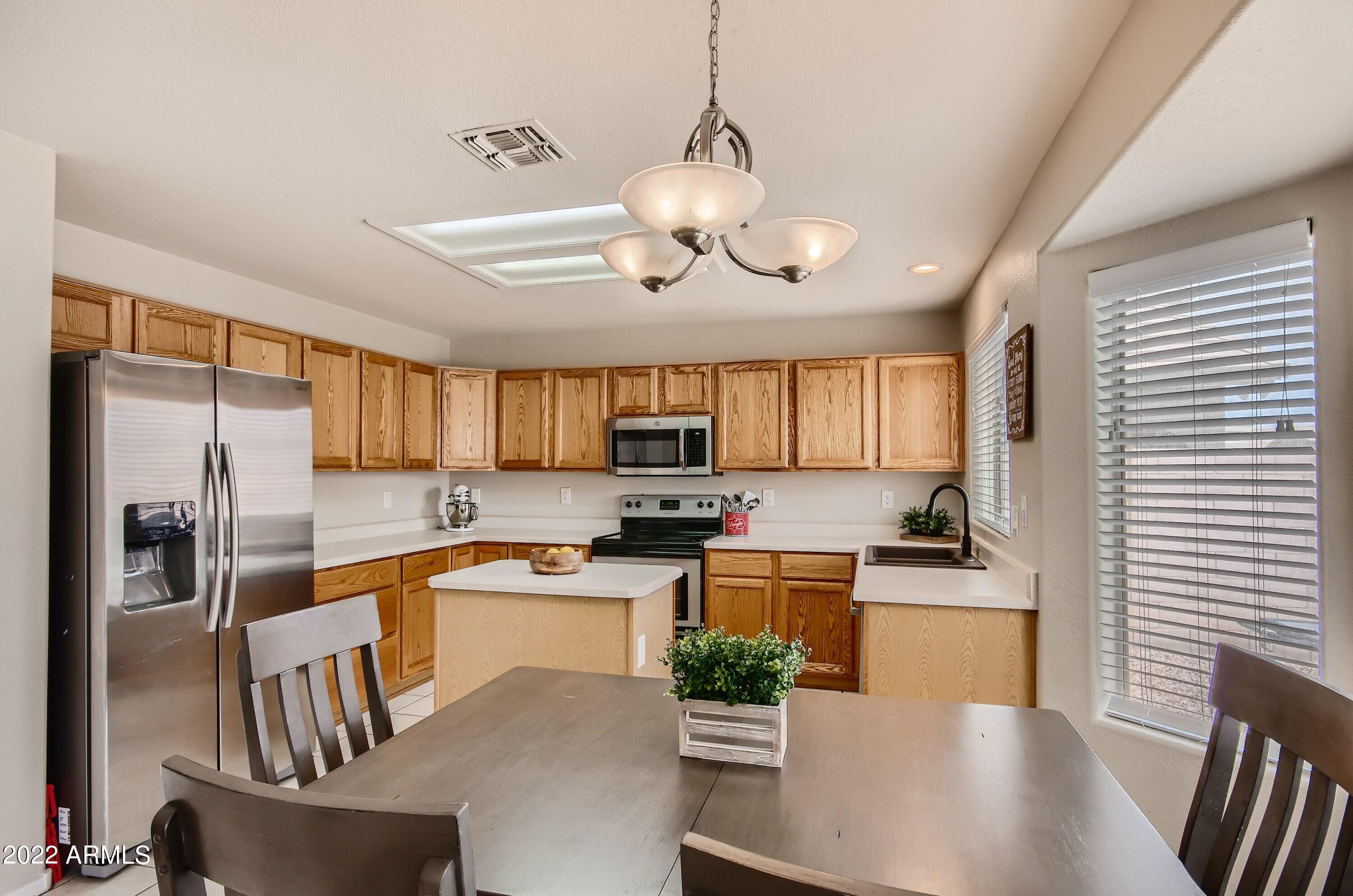 4711 East Frye Road Phoenix, AZ 85048 - Photo 8 of 27 Kitchen