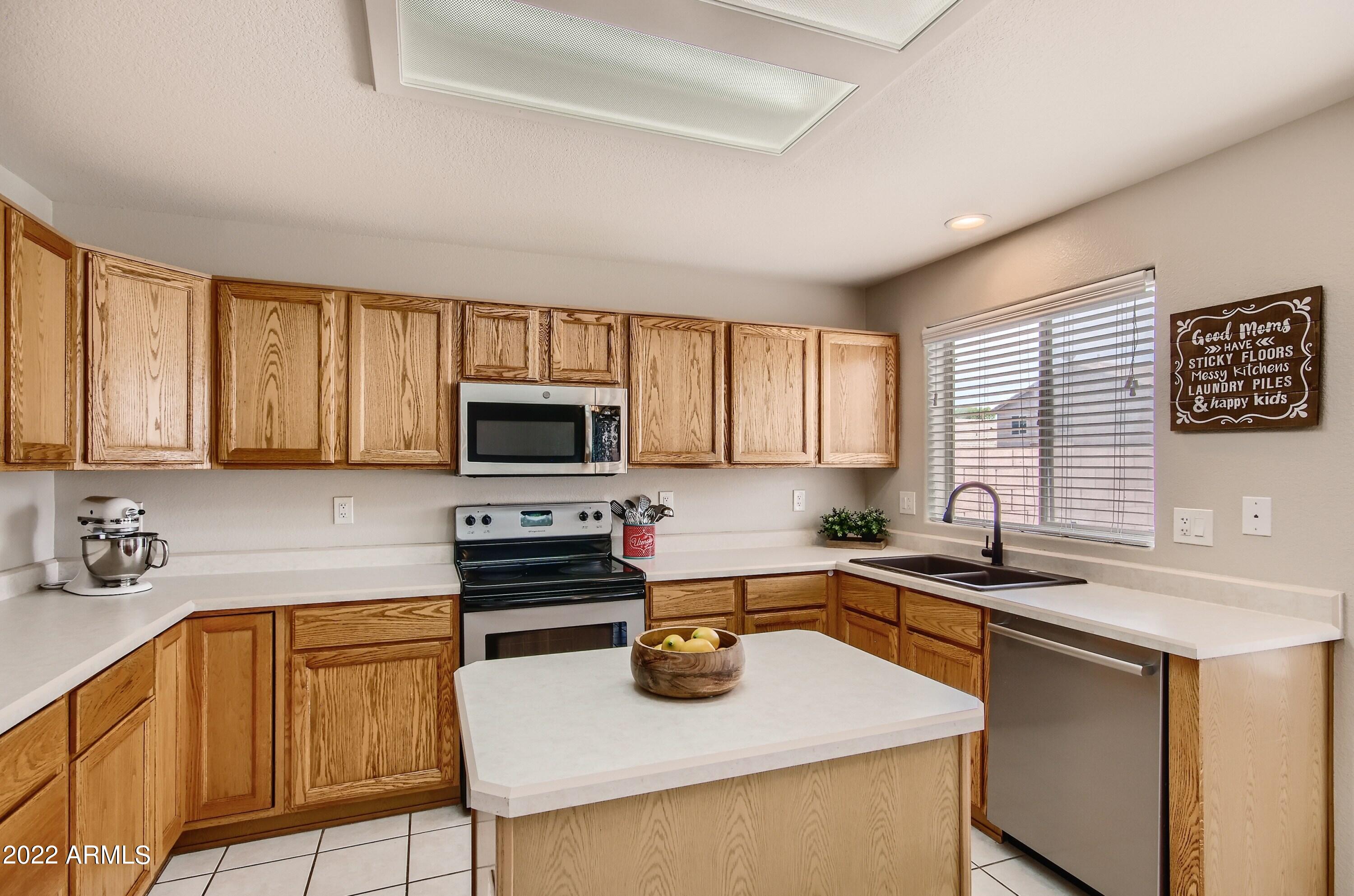 4711 East Frye Road Phoenix, AZ 85048 - Photo 10 of 27 Kitchen